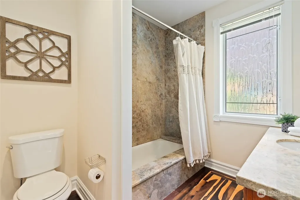 6222 37th Avenue NE Seattle WA 98115