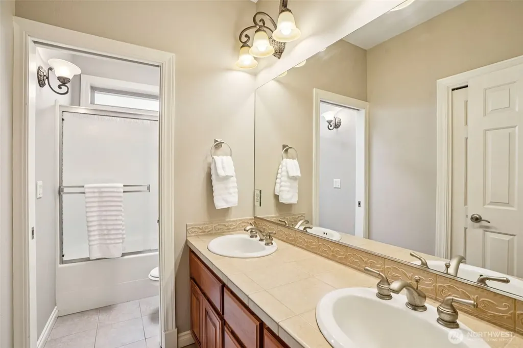 49 Essex Drive Kelso WA 98626