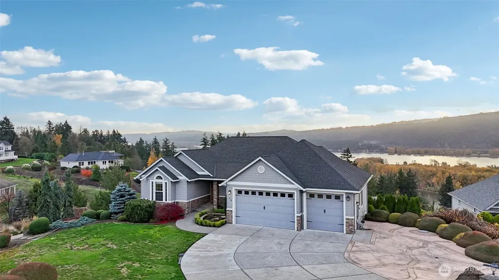 49 Essex Drive Kelso WA 98626