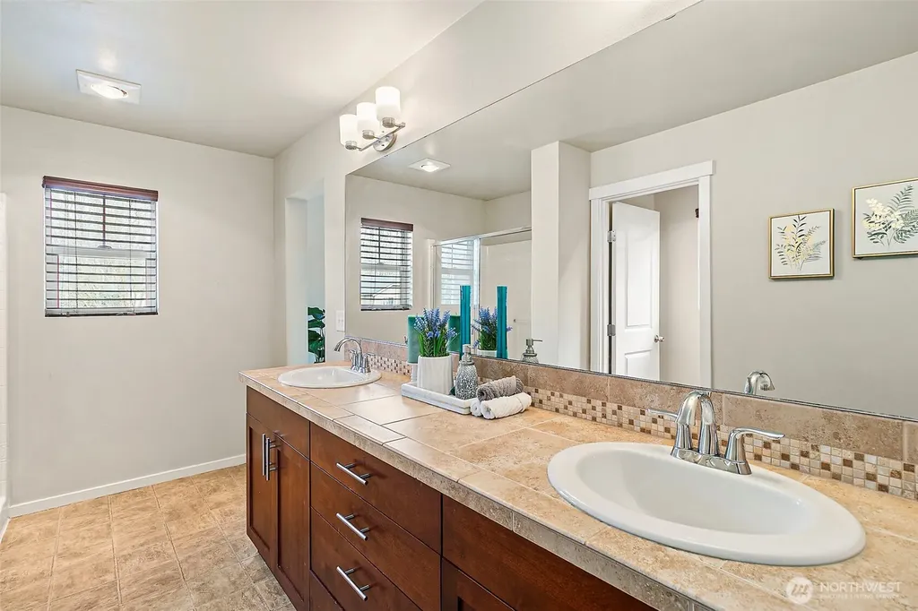 1051 42nd Court NE Auburn WA 98002