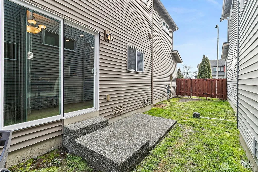 1051 42nd Court NE Auburn WA 98002