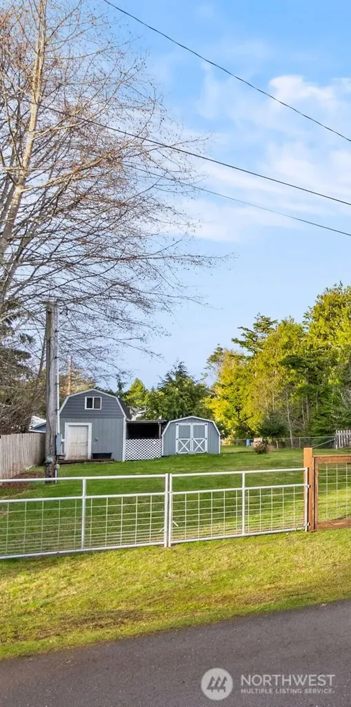 35 Paradise Lane Pacific Beach WA 98571