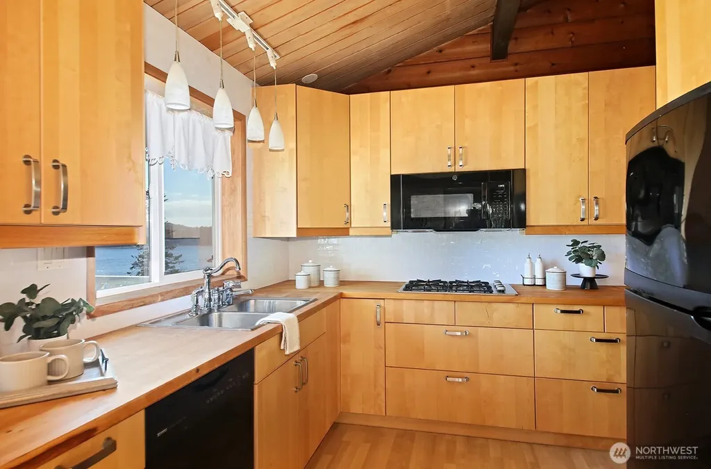 1412 Commodore Place Freeland WA 98249