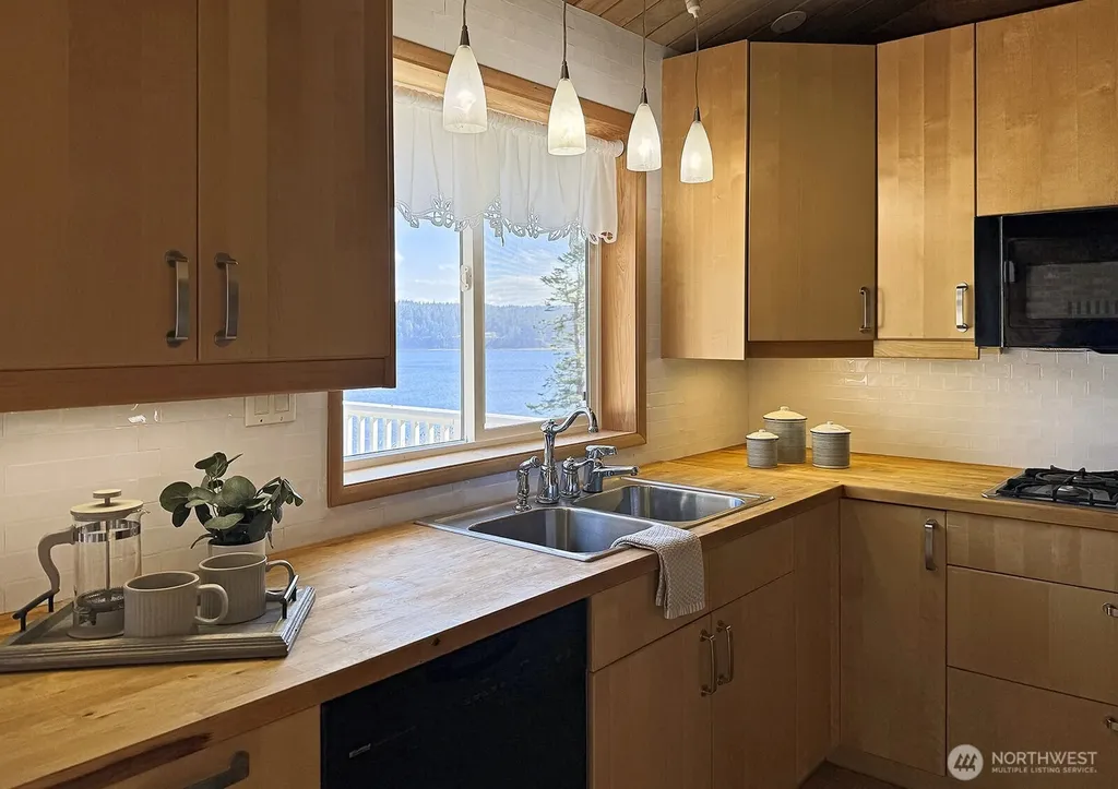 1412 Commodore Place Freeland WA 98249