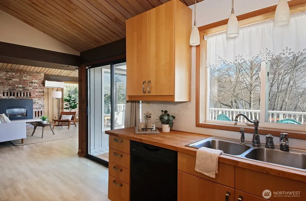 1412 Commodore Place Freeland WA 98249
