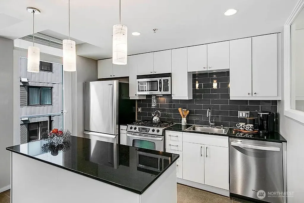 76 Cedar Street Seattle WA 98121