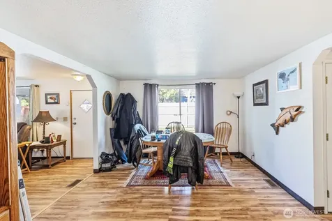 7275 NE Geneva Street Suquamish WA 98392