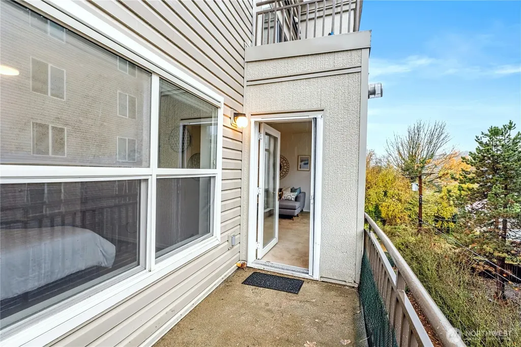 3221 SW Avalon Way Seattle WA 98126