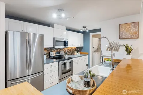 3221 SW Avalon Way Seattle WA 98126