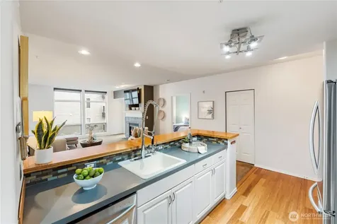 3221 SW Avalon Way Seattle WA 98126