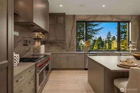 9607 NE 30th Place Clyde Hill WA 98004