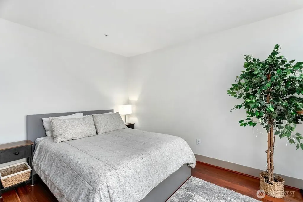 4547 8th Avenue NE Seattle WA 98105