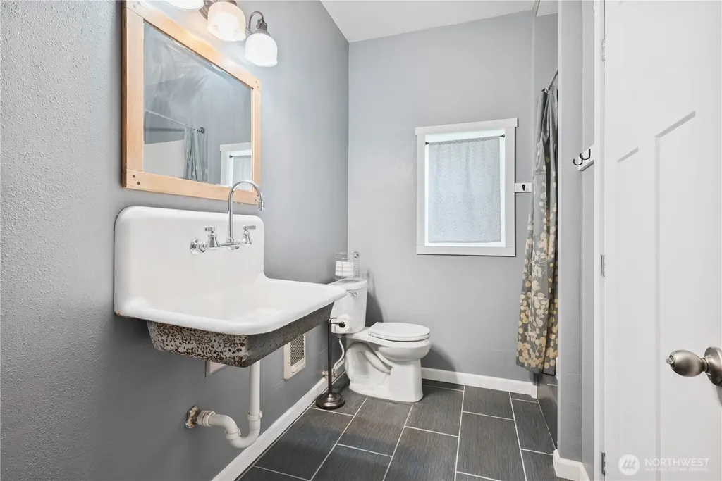 180 Trinity Drive Castle Rock WA 98611