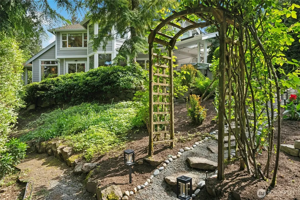 10806 SE 16th Street Bellevue WA 98004