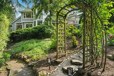 10806 SE 16th Street Bellevue WA 98004