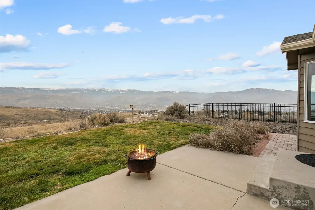 2312 Canyon Hills Drive East Wenatchee WA 98802