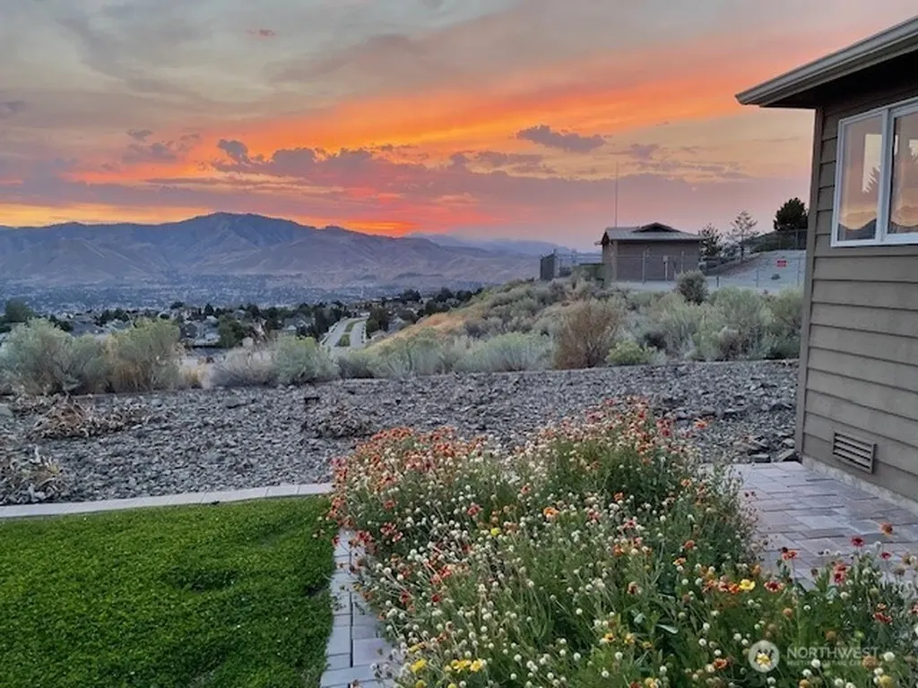 2312 Canyon Hills Drive East Wenatchee WA 98802