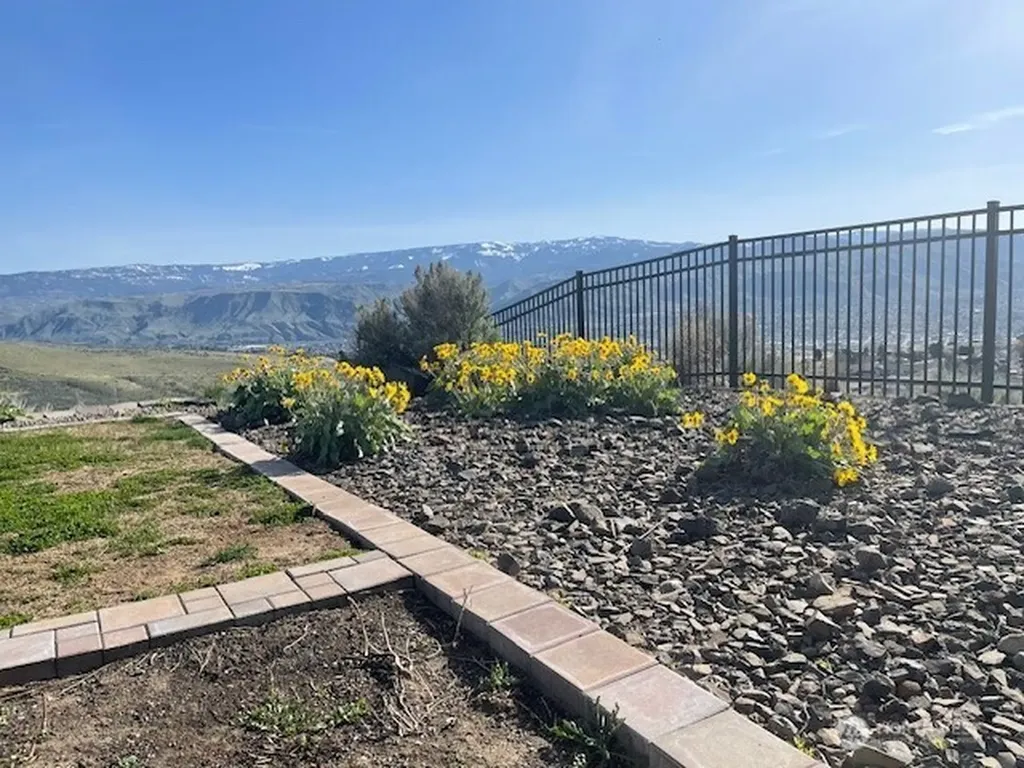 2312 Canyon Hills Drive East Wenatchee WA 98802