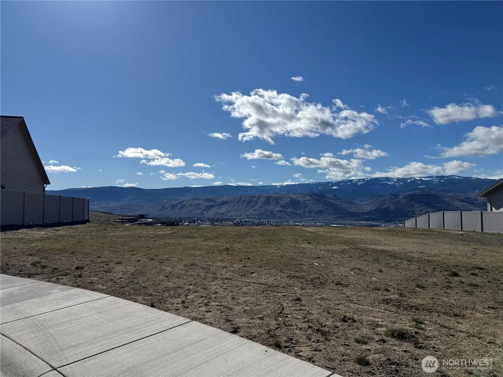 886 NE Conner Court East Wenatchee WA 98802