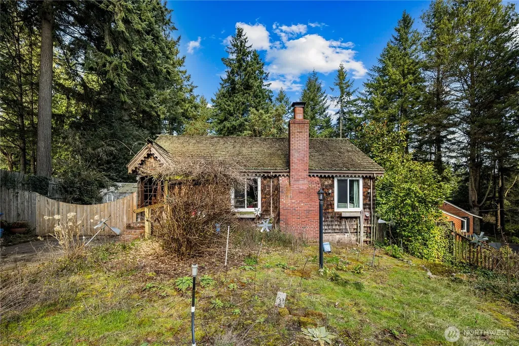 2552 NE 168th Street Lake Forest Park WA 98155
