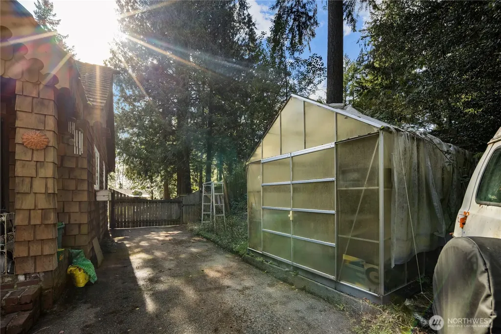 2552 NE 168th Street Lake Forest Park WA 98155