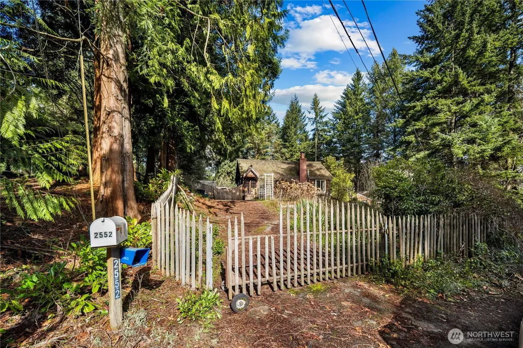 2552 NE 168th Street Lake Forest Park WA 98155