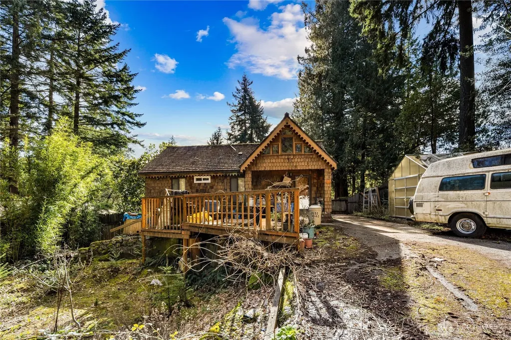 2552 NE 168th Street Lake Forest Park WA 98155