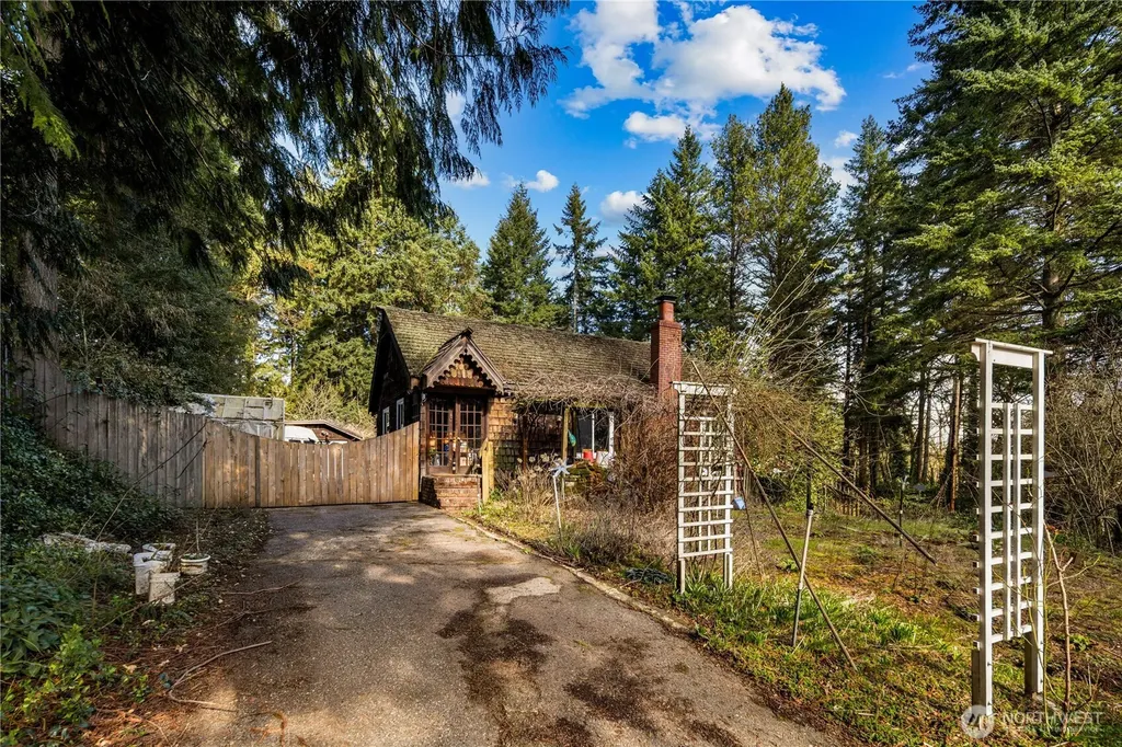 2552 NE 168th Street Lake Forest Park WA 98155