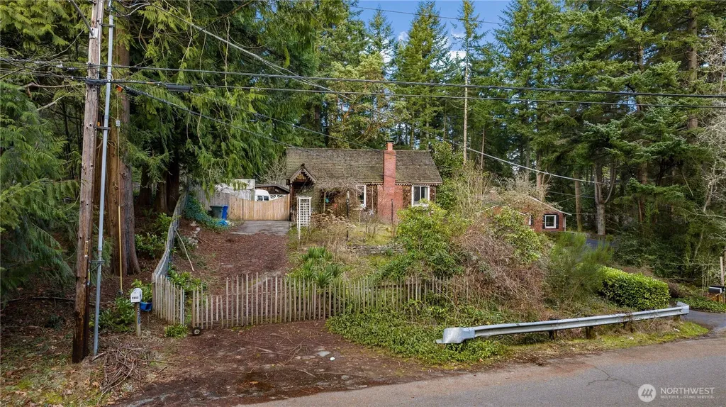 2552 NE 168th Street Lake Forest Park WA 98155
