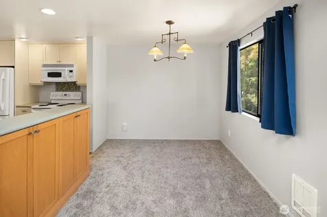6652 Parkpoint Way NE Seattle WA 98115