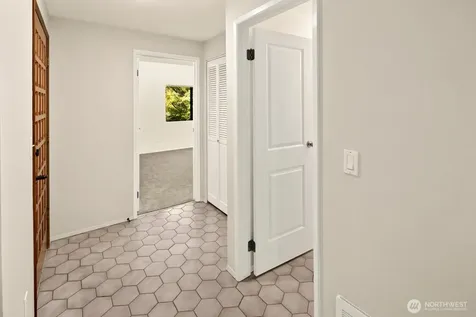6652 Parkpoint Way NE Seattle WA 98115