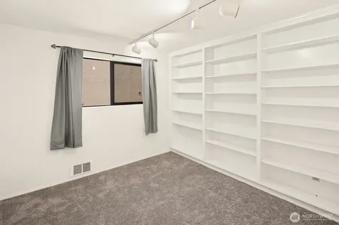 6652 Parkpoint Way NE Seattle WA 98115