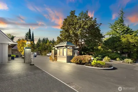 6652 Parkpoint Way NE Seattle WA 98115