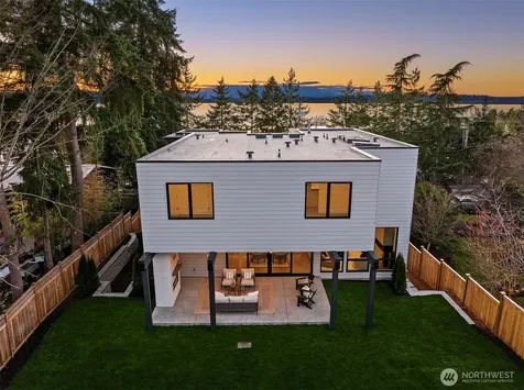 5808 Lakeview Drive Kirkland WA 98033