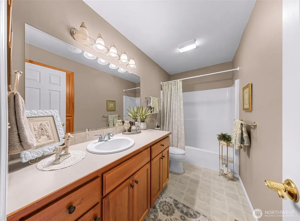 1725 Harrison Lynden WA 98264
