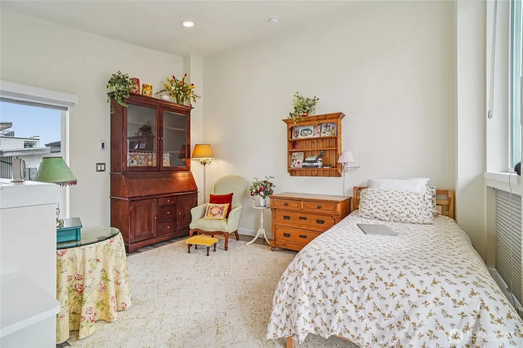 3070 SW Avalon Way Seattle WA 98126
