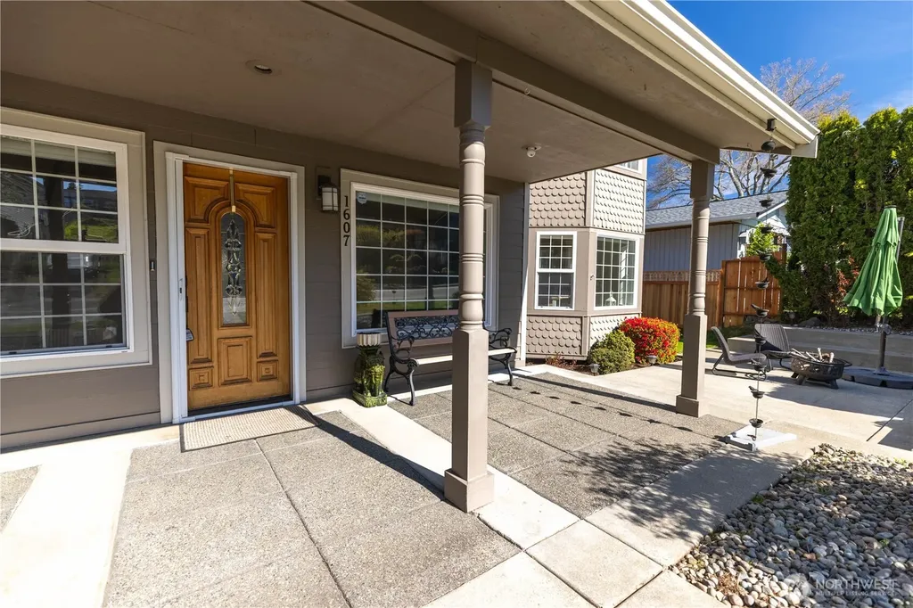 1607 Nisqually Street Steilacoom WA 98388