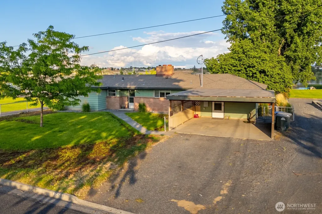 1609 W Lakeside Drive Moses Lake WA 98837