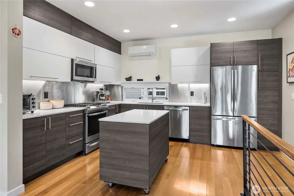 2833 3rd Avenue W Seattle WA 98119