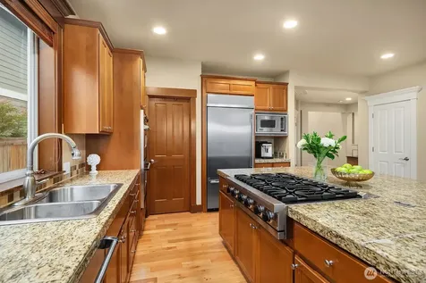 809 235th Avenue NE Sammamish WA 98074
