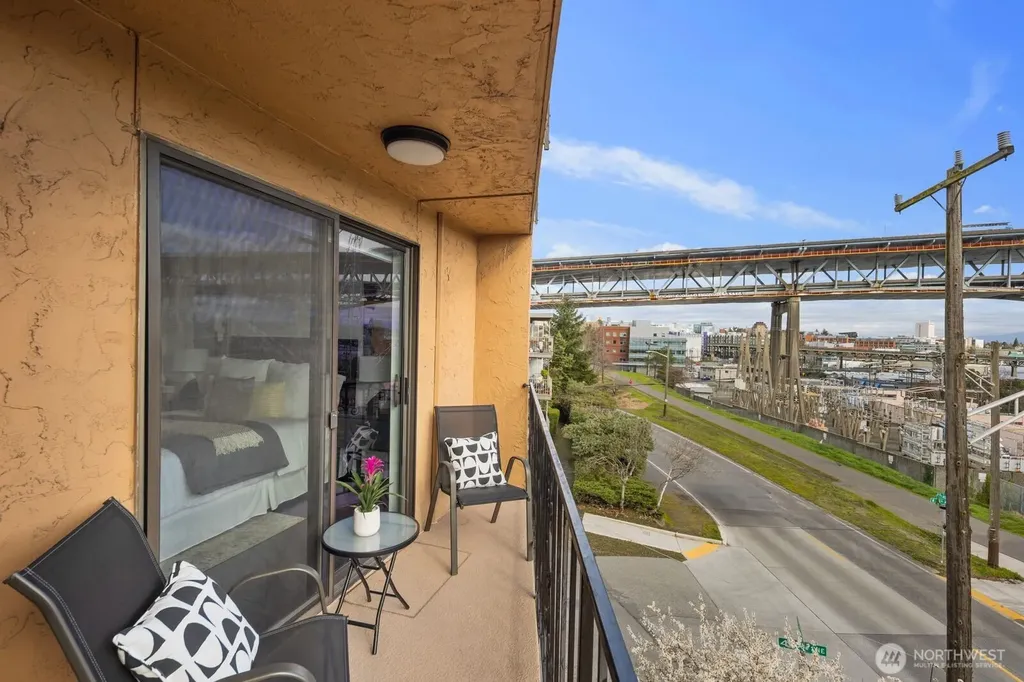 3905 4th Avenue NE Seattle WA 98105