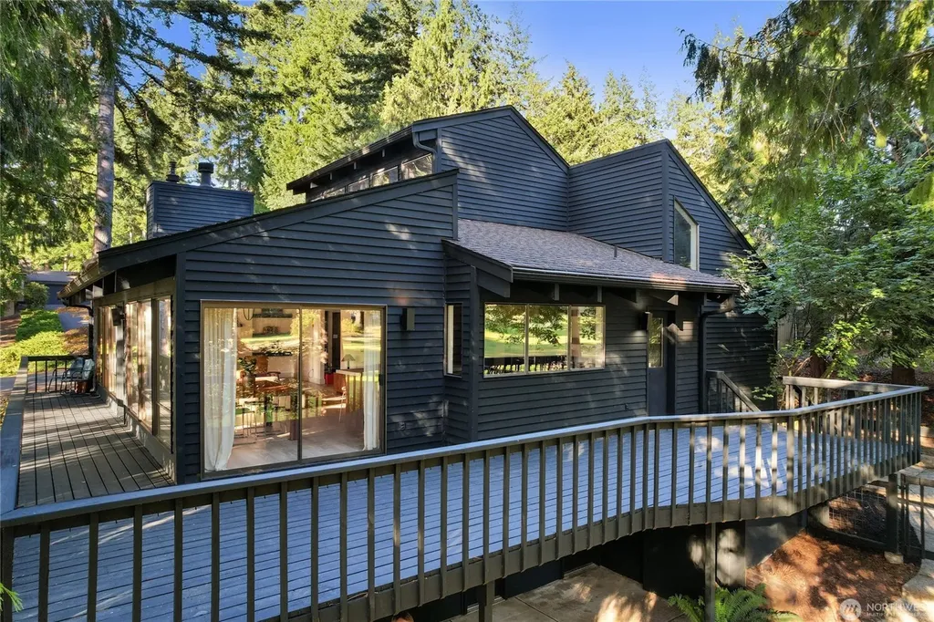 201 E Country Club Drive Allyn WA 98524