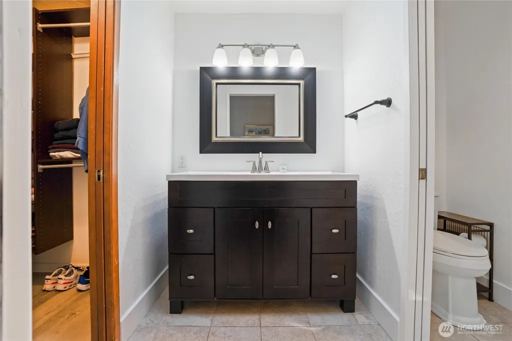 201 E Country Club Drive Allyn WA 98524