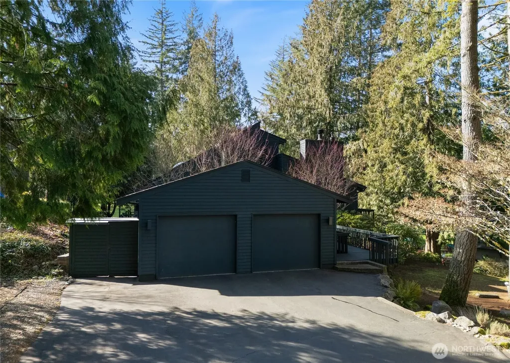 201 E Country Club Drive Allyn WA 98524