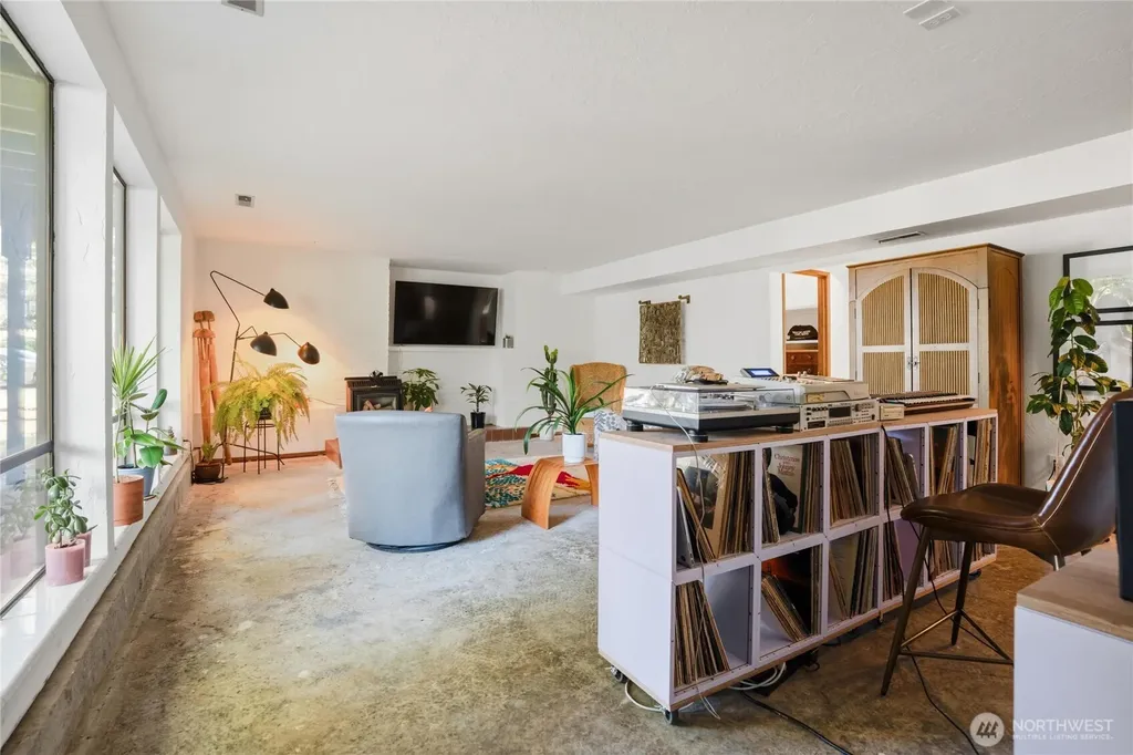201 E Country Club Drive Allyn WA 98524