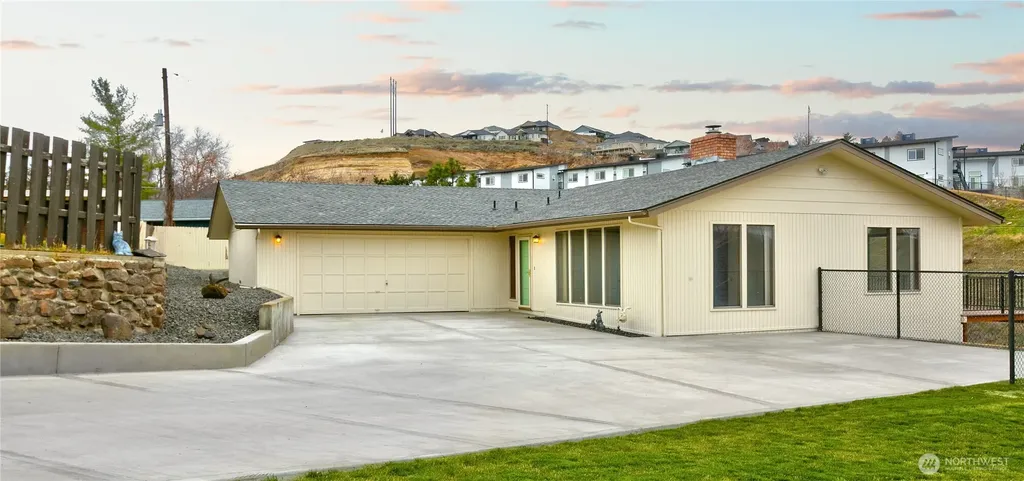 608 Anchor Place Selah WA 98942