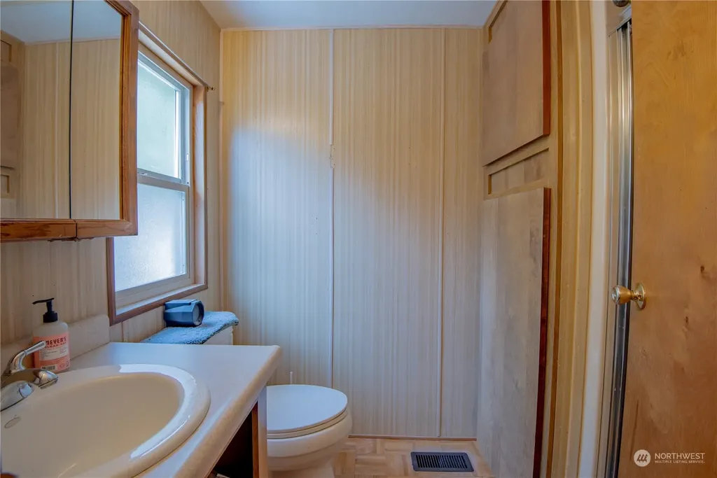 140 N Spindrift Drive Lilliwaup WA 98555