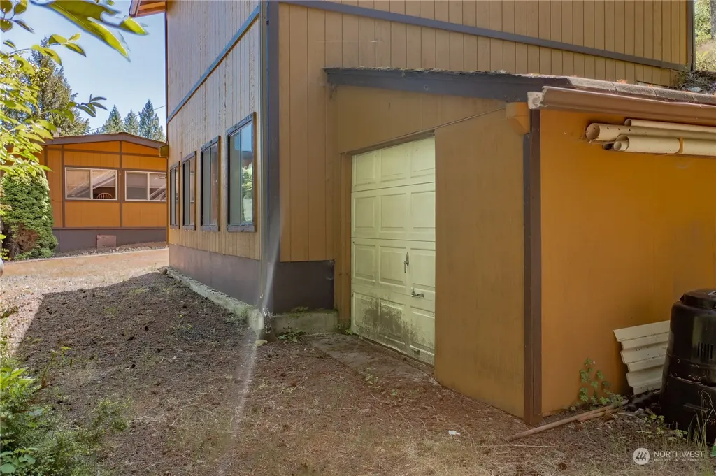 140 N Spindrift Drive Lilliwaup WA 98555