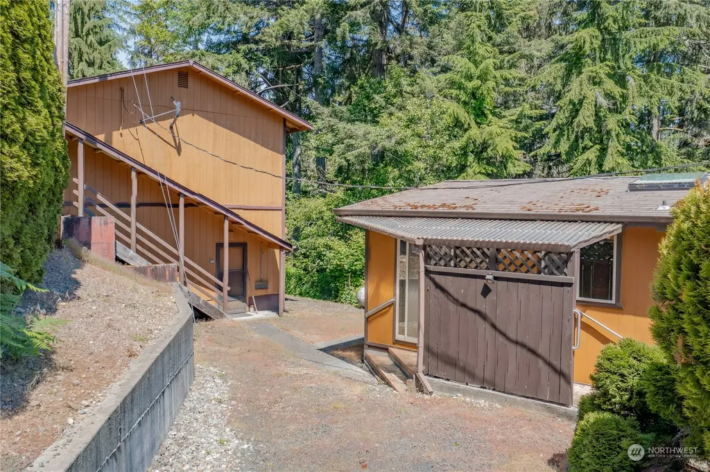 140 N Spindrift Drive Lilliwaup WA 98555