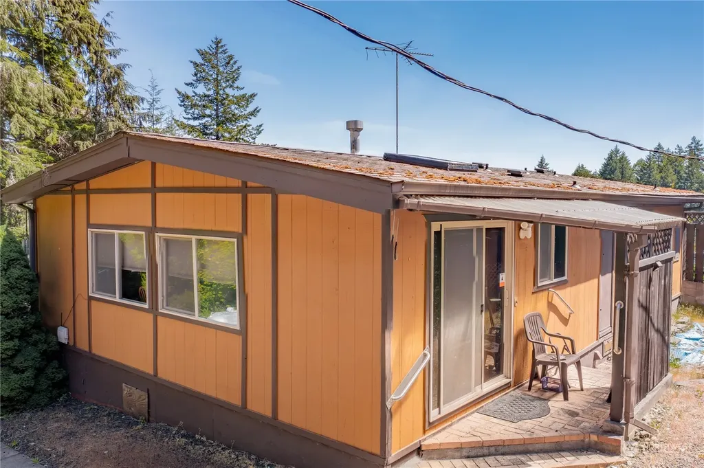 140 N Spindrift Drive Lilliwaup WA 98555